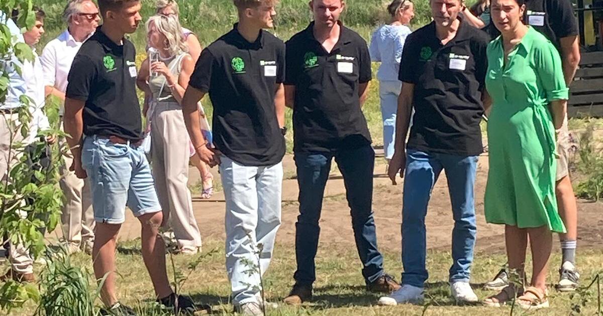 Team kOsh Zilveren Medaille met minister Demir 