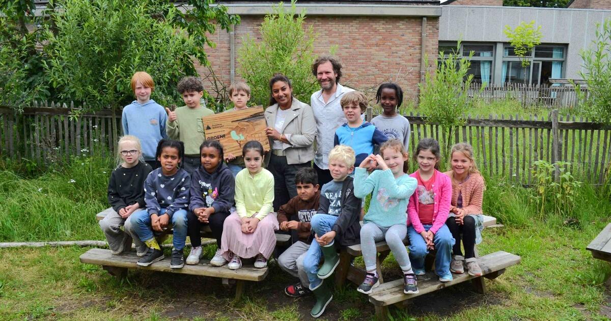 Freinetschool De Regenboog ontving het label van ‘Groene Oases op School’ uit handen van gedeputeerde Jinnih Beels. -  provincie Antwerpen