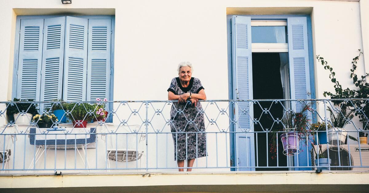 Senior - foto Unsplash Skiathos Greece